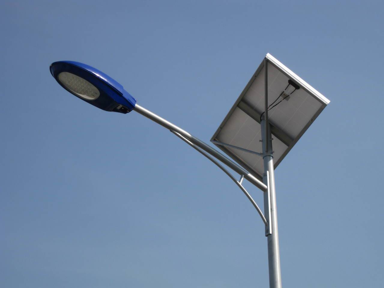 公路6米太陽能路燈生產(chǎn)廠家找鑫月光電足矣！